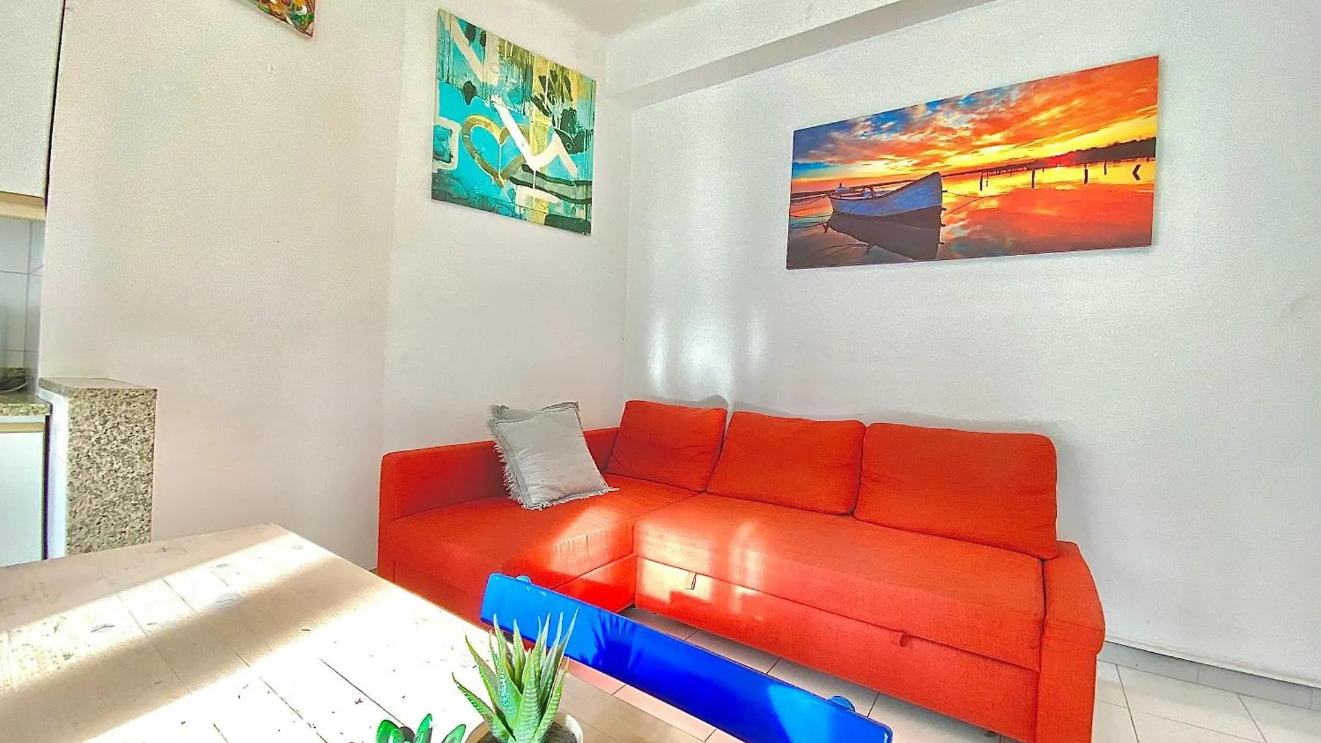 Wagner Home, Metro Milan Apartment