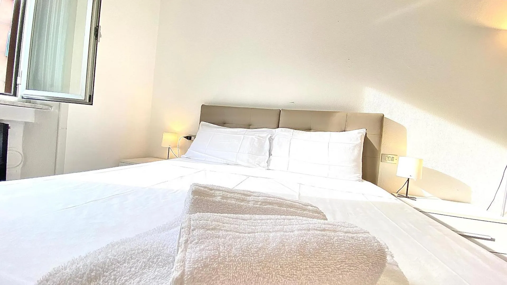 Wagner Home, Metro Milan Apartment